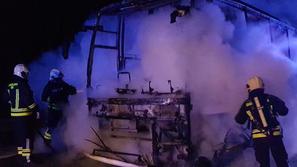 Gašenje avtobusa na primorski avtocesti