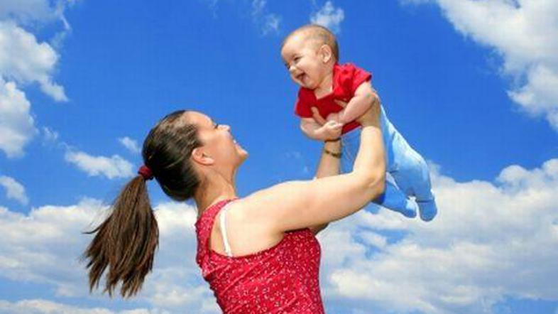 Dojenje otroka in mamo bolj poveže kot steklenička.