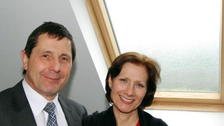 Zakonca George pred spornim strešnim oknom. (Foto: Daily Mail)