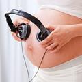 Otrok si glasbo, ki mu jo mati predvaja med nosečnostjo, zapomni, vendar strokov