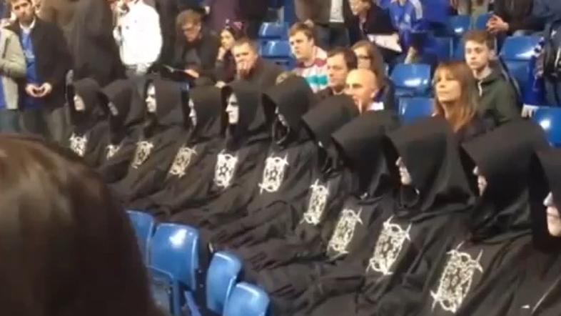 zamaskirani obiskovalci halja chelsea tribuna