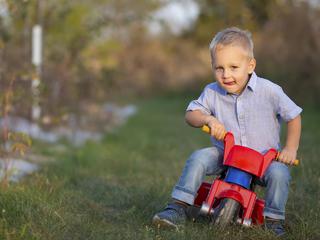 otrok na triciklu