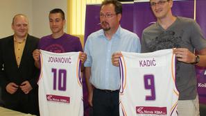 Novi okrepitvi KK Maribor ob poslovnemu direktorju kluba, Janezu Tomažiču (levo)