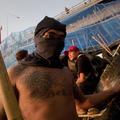 Protestniki glasno vzklikajo protivladna gesla, po zraku vihtijo ošiljene bambus