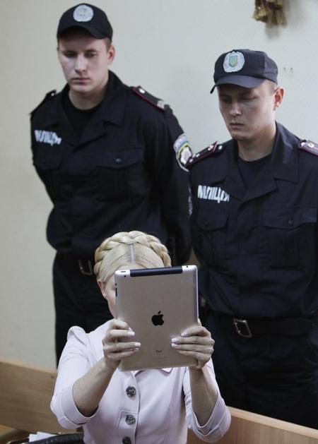 Nekdanja ukrajinska premierka je iPada na zanimanje paznikov uporabila tudi za s