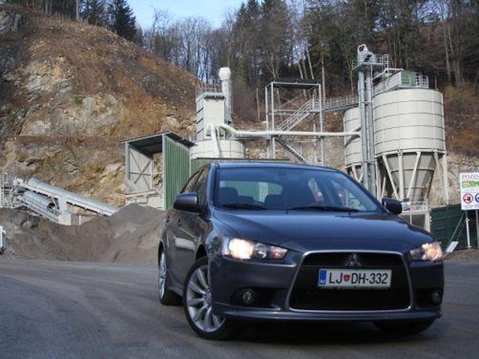 Za sportbacka lahko rečemo, da je na roko pisan dinamičnim voznikom, ki bodo cen