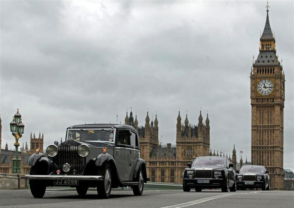 Parada vozil znamke Rolls-Royce po Londonu.