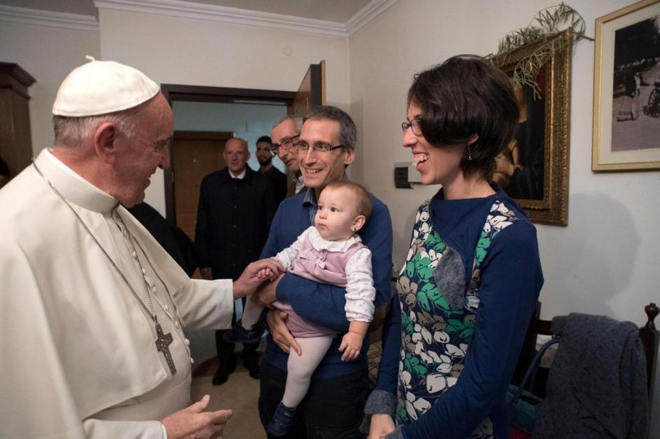 Papež Frančišek obiskal družine nekdanjih duhovnikov | Avtor: EPA