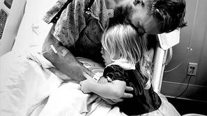 Nick Marsman v bolnišnici s hčerko