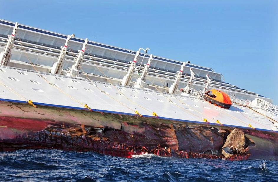 Poškodovana križarka Costa Concordia.