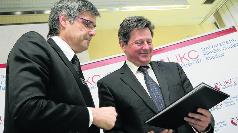 Marušič in Pivec sta si izmenjala podpisani sklep. Letos bo država za onkologijo