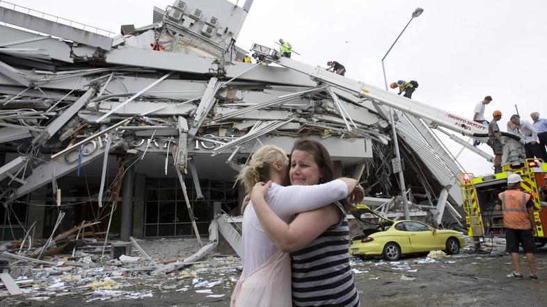 V potresu je umrlo najmanj 65 ljudi, med njimi so tudi potniki dveh avtobusih, n