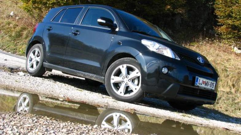 Terenski videz urban cruiserja pritegne marsikateri pogled, avtomobil dobro skri