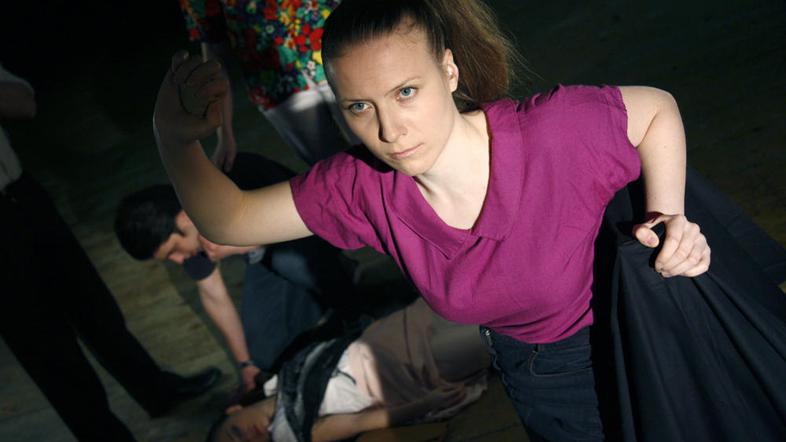 Zgodba pripoveduje o skrivnostni ženski, ki se pojavi pred vrati hiše poročenega