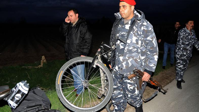 Varnostne sile so na prizorišču napada našle kolesa in nahrbtnike pogrešanih. (F