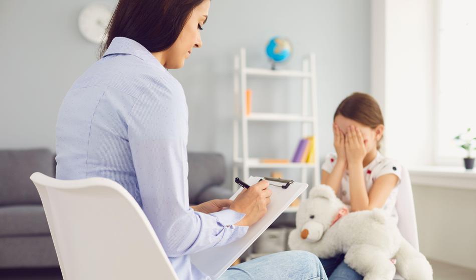 Socialna delavka na Jesenicah slišala posnetke nasilja nad otrokom: Saj jo ima rad