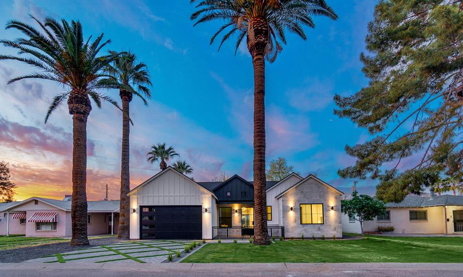 Moderne hiše s palmami in trato | Avtor: Profimedia