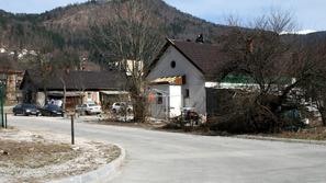 Predvidoma maja bo občina podrla na črno zgrajene drvarnice v Logu Ivana Krivca 