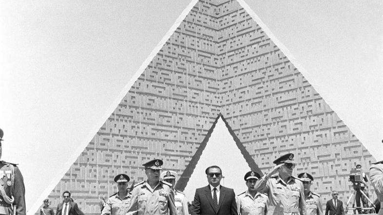 Hosni Mubarak ob obisku groba neznanega vojaka v osemdesetih letih prejšnjega st