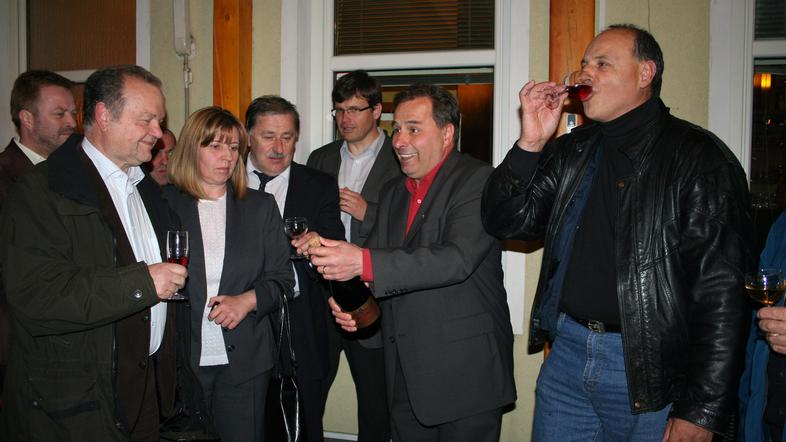Po razglasitvi neuradnih rezultatov je Alojzij Kastelic nazdravil s predstavniki