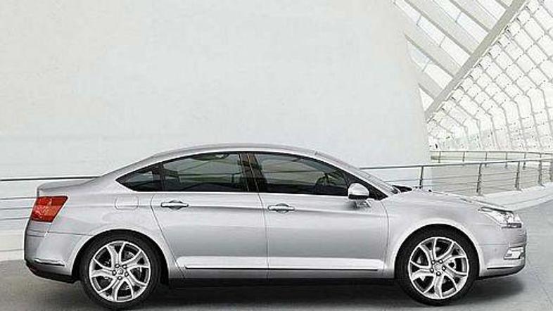 Novi C5 je v primerjavi s predhodnikom večji in prostornejši.