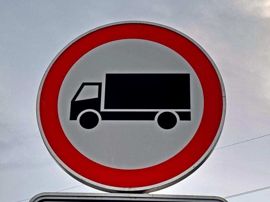 Prometni znak prepoved tovornjak | Avtor: Andrej Leban