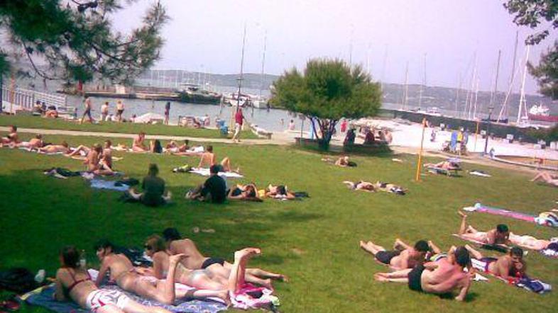 Obiskovalci koprske plaže so včeraj lahko videli nenavaden prizor. Mladeniča, ki