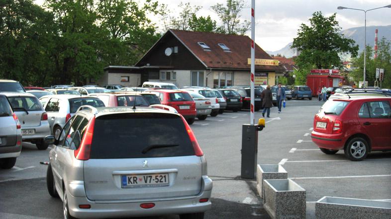 Nad občinskimi parkirišči še letos table o prostih prostorih, občina razmišlja t