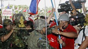 Pred uradom premierja Abhisita Vejajive se je zbralo približno 2.000 protestniko
