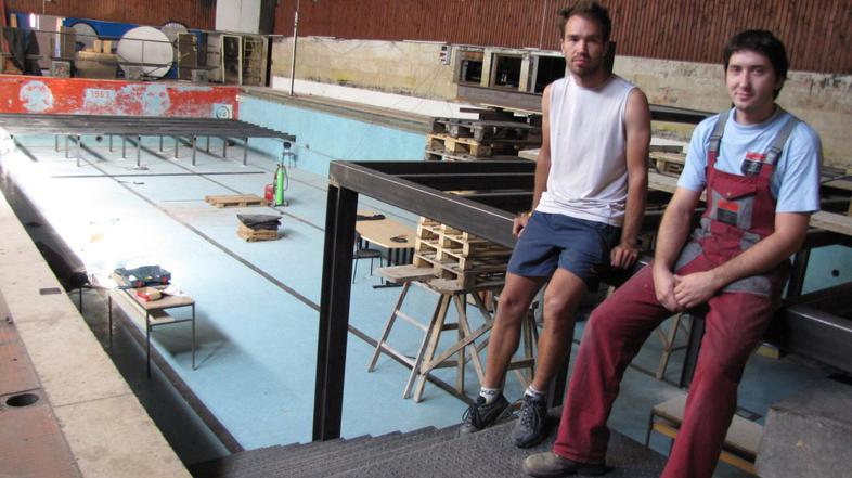 Kocelj Gros (desno) in Jaka Vukovič (levo) ob starem zimskem bazenu pred koncem 