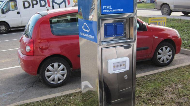 Prva javna polnilnica za vozila na električni pogon bo na parkirišču podjetja A1