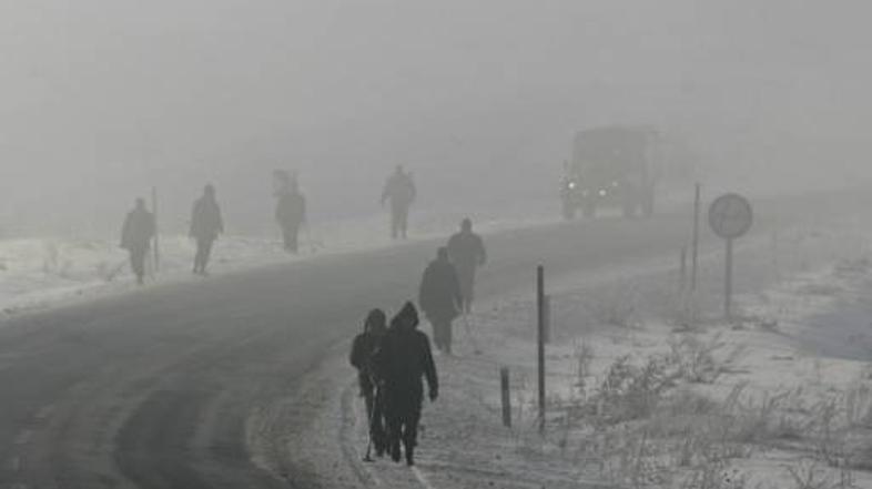 Turški vojaki patruljirajo na cesti v jugovzhodni Turčiji, ki meji na Irak.
