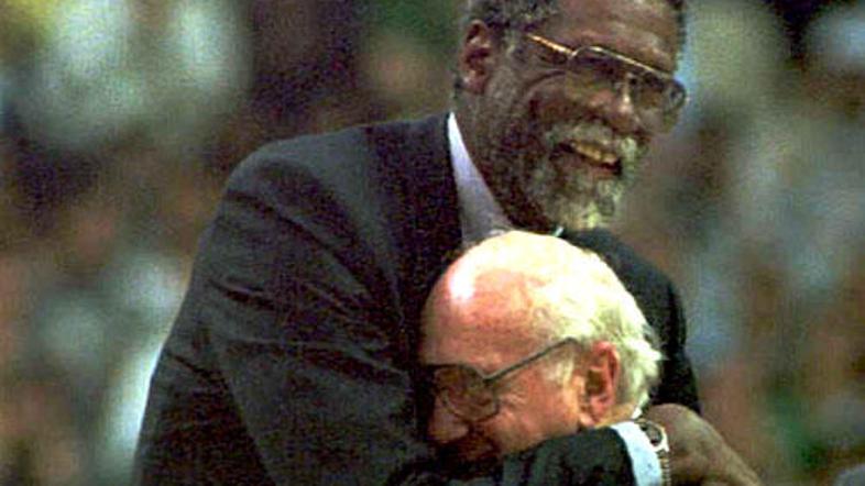 Bill Russell objema svojega nekdanjega trenerja in predsednika Celticsov Reda Au