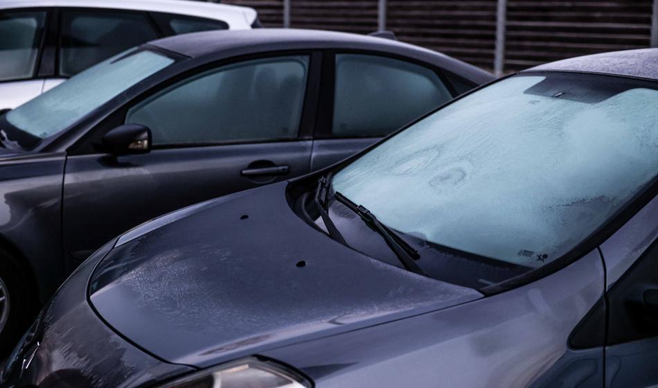 Napaka, ki je v mrzlem jutru v avtu ne smete storiti!