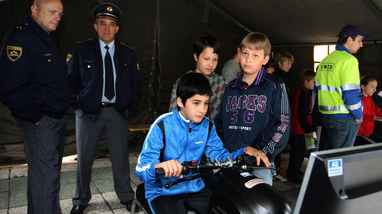 Pri simulatorju vožnje motornega kolesa je bilo največ zanimanja med dečki.. (Fo
