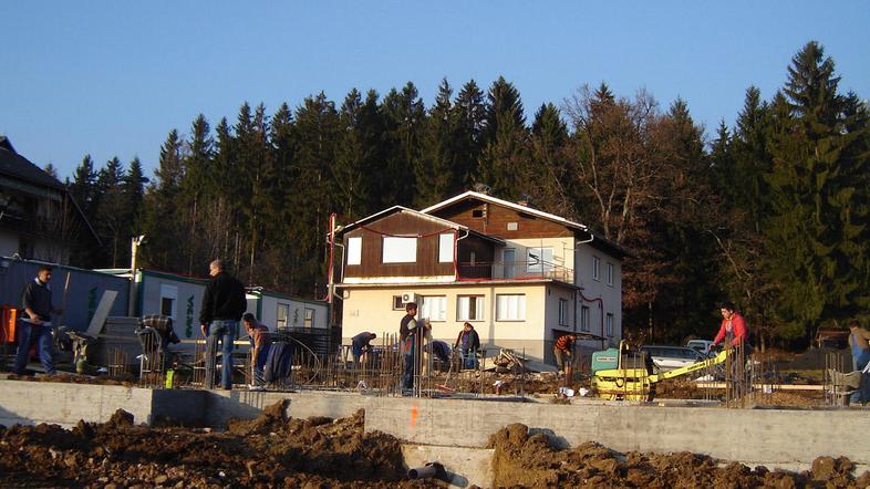 Zdajšnji zdravstveni dom (v ozadju) bodo porušili, na njegovem mestu pa bodo zgr