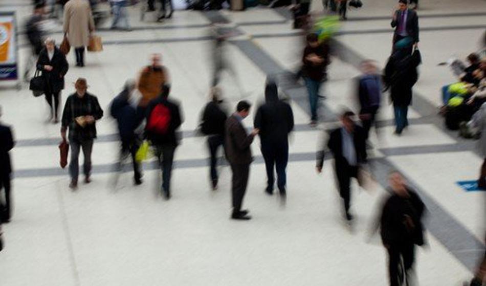 Če želijo moški zapustiti državo, potrebujejo vojaško dovoljenje