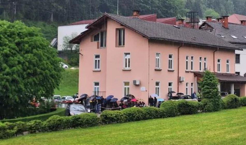 V dežju več ur čakali na zdravnico, nato pa dobili lažne listke