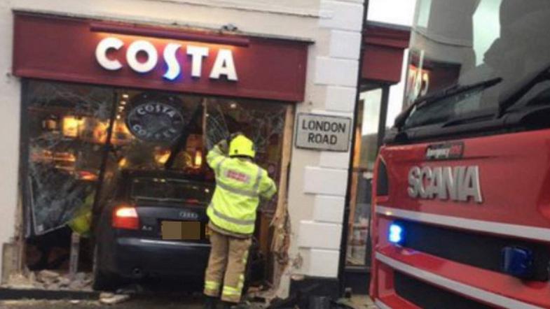 Z avtomobilom v kavarno