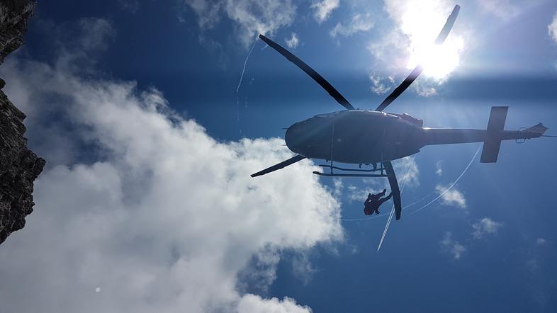 reševanje v gorah helikopter reševalci gore