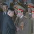 Kim Jong Un se ob žalovanju za svojim očetom rokzuje s predstavniki vojske, s ka