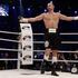 Ukrajinec Vitalij Kličko je v prepolni Kölnareni ubranil naslov svetovnega boksa