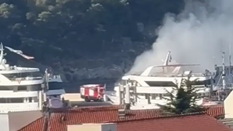 Požar jahte v Makarski