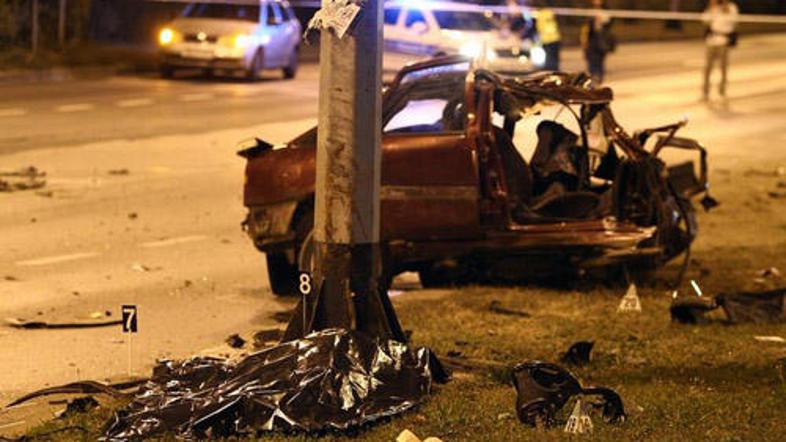 Policija še ugotavlja, kdo izmed štirih potnikov, ki so ležali na cestišču, je v