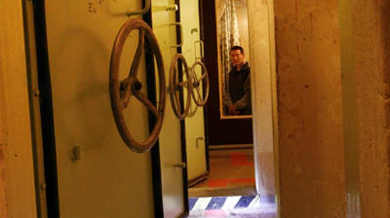 Tri nadstropni kompleks s 170 sobami je bil zgrajen 70 metrov pod zemljo.