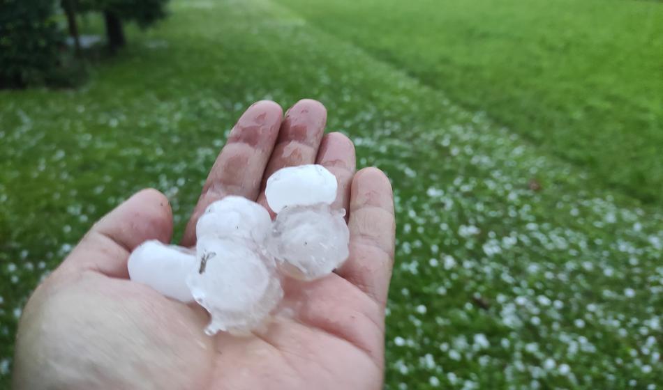 Začelo se je: Močne nevihte dosegle Slovenijo, gorijo alarmi za točo
