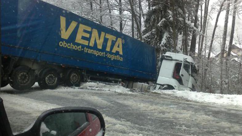 Na cesti med Škofljico in Pijavo Gorico je, kot poroča naš bralec, s ceste tako 