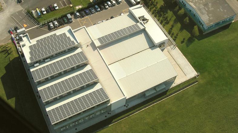 “Zemljišče stoji neposredno ob naši obstoječi stavbi, zato upam, da bomo na draž