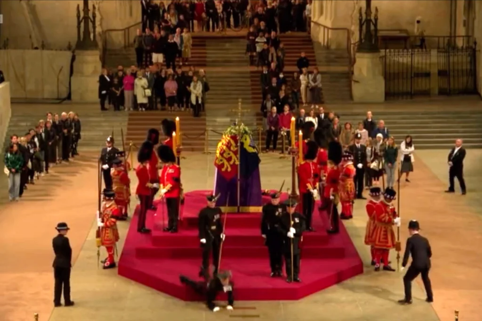 kraljica elizabeta krsta padec straža | Avtor: zajem zaslona