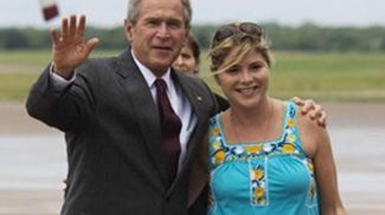 Očka in hči prihajata na ranč.